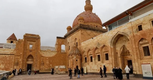 Selçuklu izleriyle yükselen İshak Paşa Sarayı ihtişamıyla göz kamaştırıyor Ağrı Haberleri