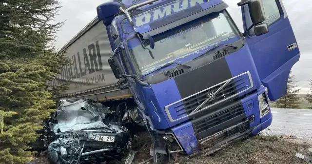 Kontrolden çıkan tır karşıdan gelen araca çarptı: 1 kişi hayatını kaybetti VİDEO İZLE