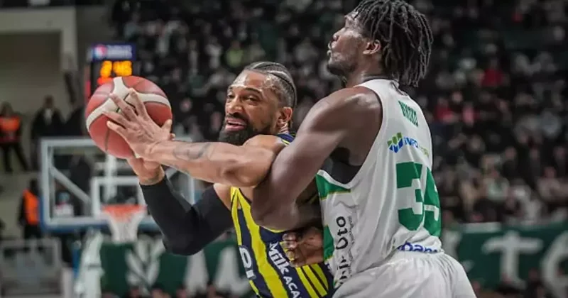 Fenerbahçe uzatmalarda yıkıldı! Potada zirve el değiştirdi