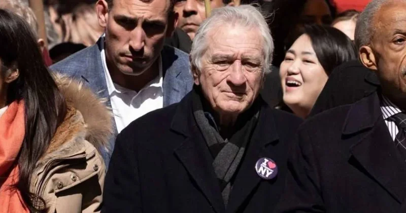 ABD’de öfke sokağa indi! Robert De Niro, Trump protestolarının sembolü oldu