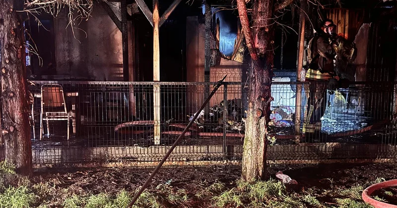 Düzce de çıkan yangında ahşap ev küle döndü