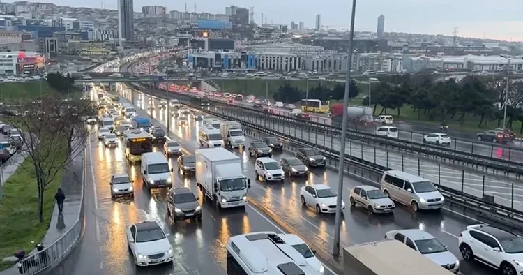 İstanbul güne yağmurla başladı! Trafik yoğunluğu üzde 81 e çıktı