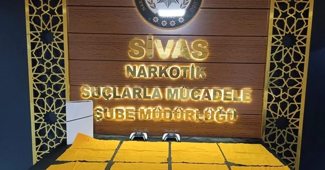 Oyun konsoluna gizlenen uyuşturucu polisin dikkatinden kaçmadı Binlerce kullanımlık uyuşturucu, polis operasyonuyla yakalandı Sivas Haberleri