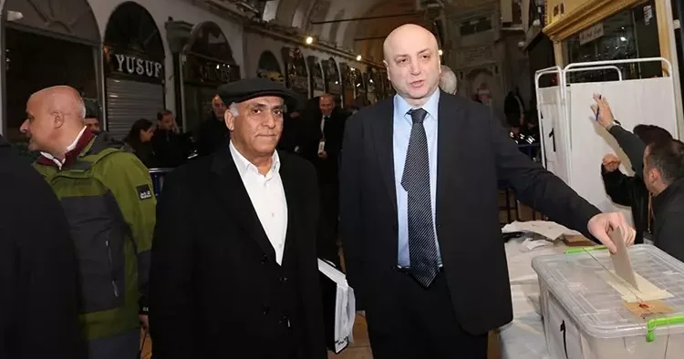 Kapalıçarşı da bayrak değişimi