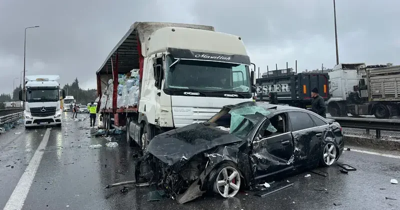 TEM’de 6 araç zincirleme kazaya karıştı: 3 yaralı