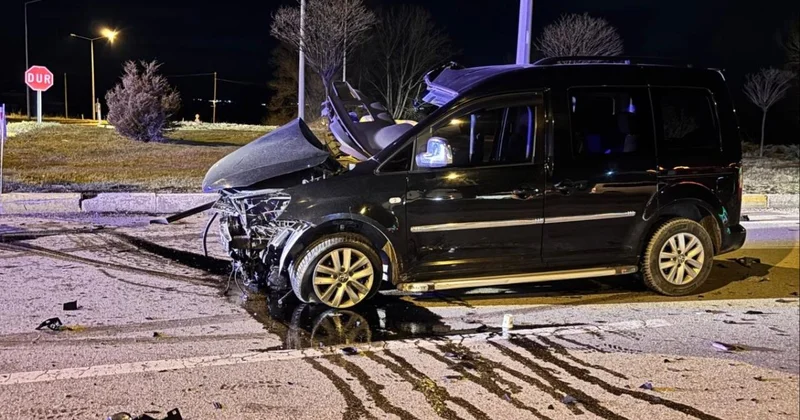 Afyonkarahisar da tır ile hafif ticari araç çarpıştı: 1 ölü, 1 yaralı