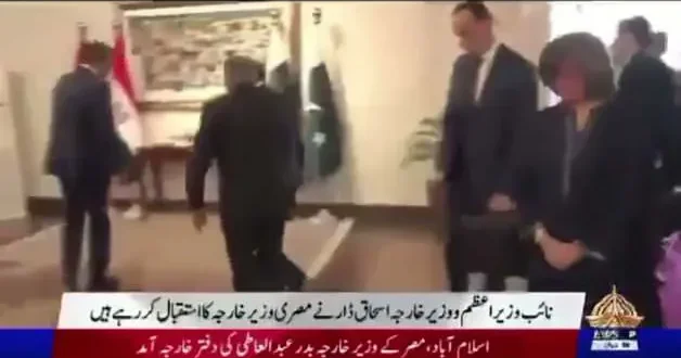 Pakistan daki savaş zirvesinde Bakan ın ayağı kayıp düştü