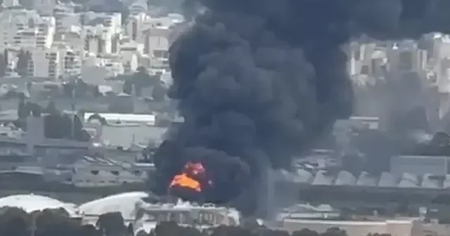 İsrail’in petrol rafinerisi vuruldu: Bölgeden yoğun dumanlar yükseldi VİDEO İZLE