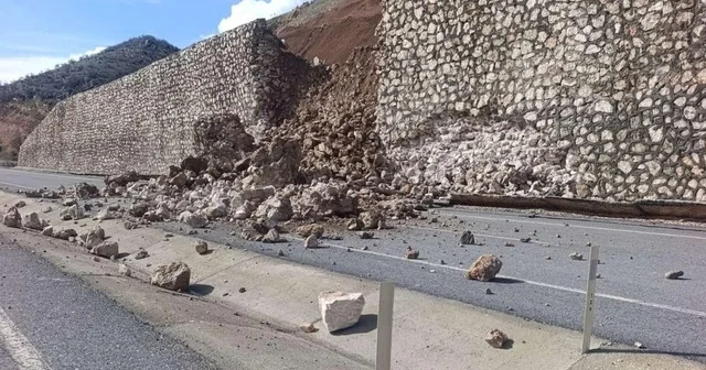 Yağışlara dayanamayan istinat duvarı yıkıldı Adıyaman Haberleri