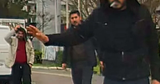 Yol vermek istemeyen sürücüyü darbetmeye çalıştılar; o anlar kamerada Bursa Haberleri