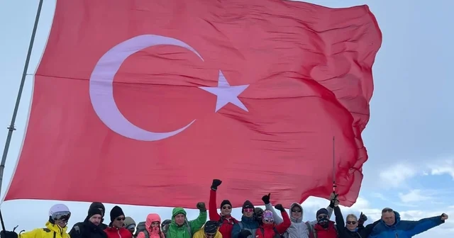 Trabzon un en yüksek tepesindeki Türk bayrağı yenilendi Trabzon Haberleri