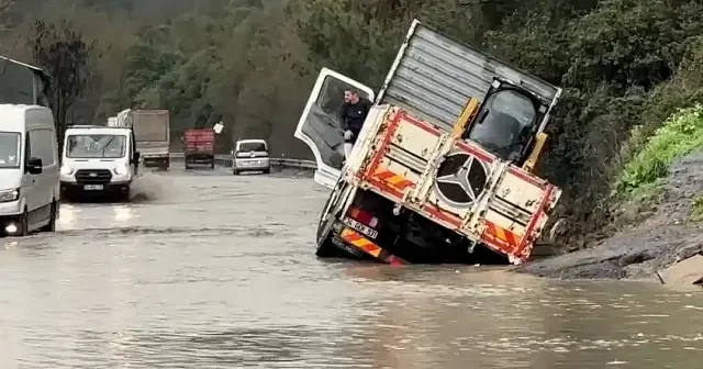 İstanbul da kamyon sürücüsü göle dönen yolda mahsur kaldı VİDEO İZLE