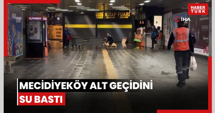 Mecidiyeköy metro alt geçidini su bastı, görevliler kovalarla tahliye etmeye çalıştı