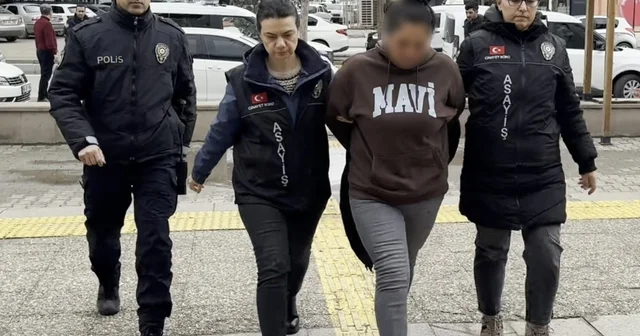 Annesinin sevgilisini bıçaklayan genç ve polise tokat atan annesi adliyede Aksaray Haberleri