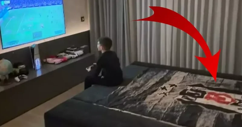 Fenerbahçe nin eski yıldızı oğlunu oyun oynarken paylaştı! Yataktaki Beşiktaş detayı bomba
