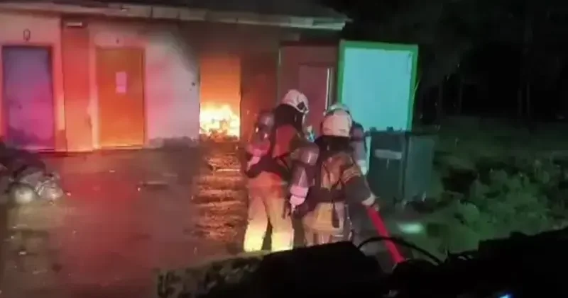 Onkoloji tıbbi atık deposunda korkutan yangın: Tüm ekipler seferber oldu Gündem Haberleri