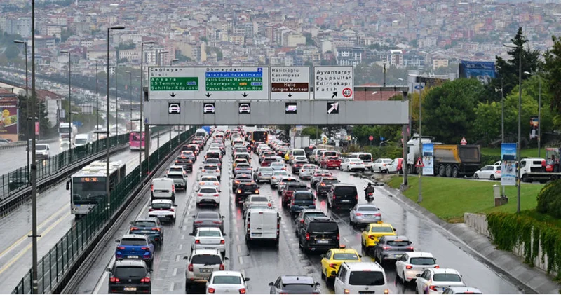 İstanbul da pazartesi ve yağmur trafiği! Son dakika haberleri