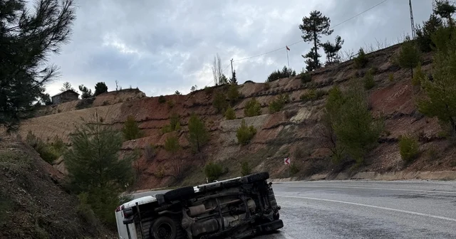 Yağmur sonrası kayganlaşan yolda pikap yan yattı Denizli Haberleri