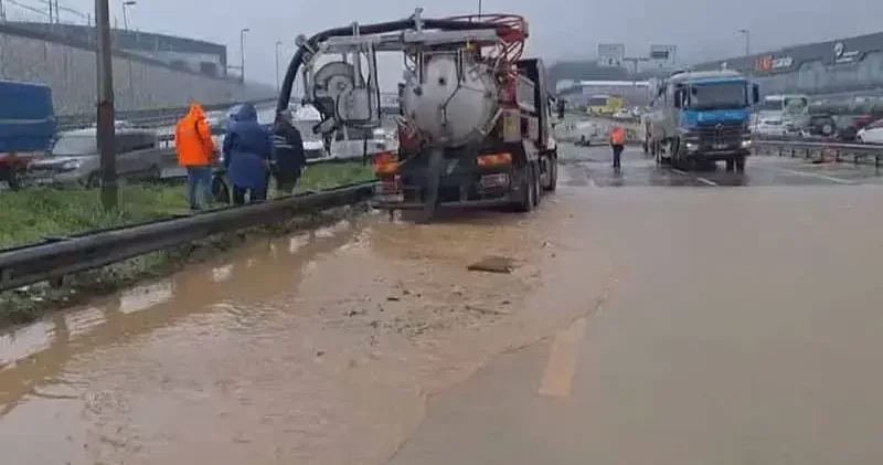 Çekmeköy de dere yola taştı; Kadıköy istikameti trafiğe kapatıldı