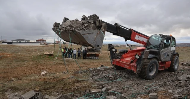 Kırşehir de briket yüklü kamyon yan yattı Kırşehir Haberleri