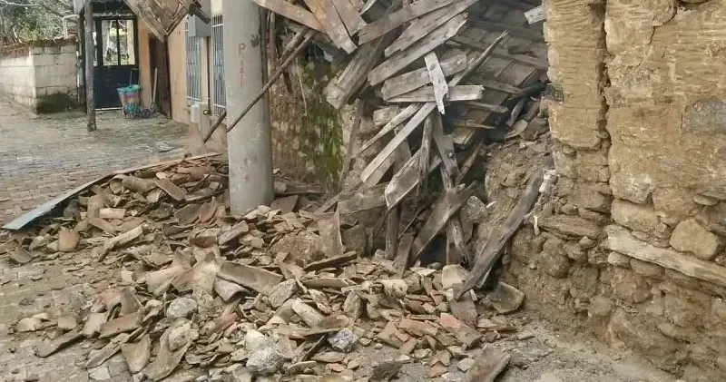 Metruk ev çöktü: Toprak ve ahşap parçaları etrafa savruldu Gündem Haberleri