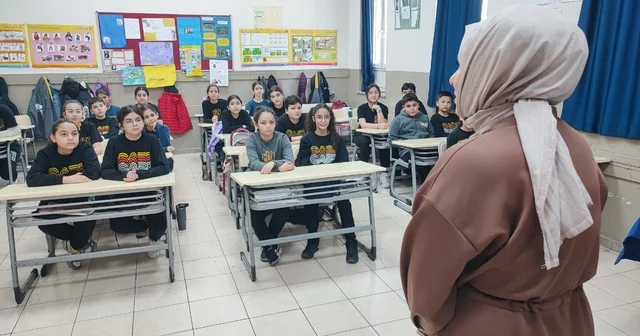 İyilik kuyruğu Adana da öğrenciler lösemili çocuklara yardım etmek için harçlıklarını biriktirip sınıflardaki sadaka kutusuna koymak için kuyruk oluşturdu Adana Haberleri