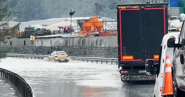 Eyüpsultan da yollar göle döndü otomobiller yolda kaldı VİDEO İZLE