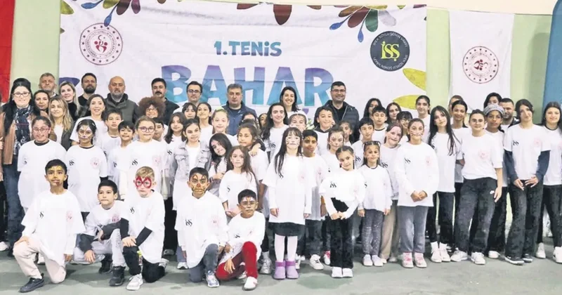 Minik tenisçiler şenlikte buluştu