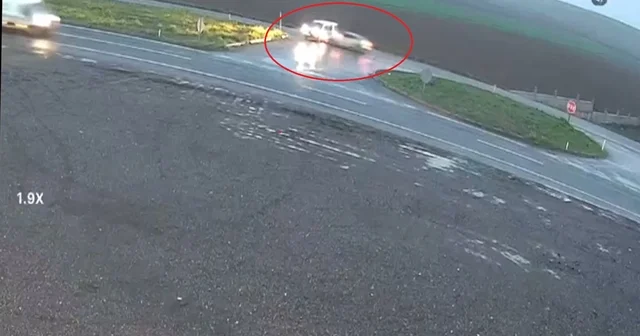 Otomobil ile hafif ticari aracın çarpıştığı kaza kamerada: 1 i ağır 4 yaralı Diyarbakır Haberleri