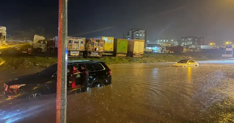 Cizre’de sağanak; evleri su bastı, mahsur kalanlar kurtarıldı