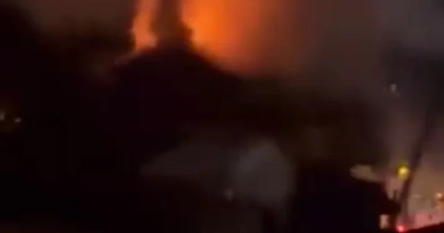 İzmit te kullanılmayan iki katlı evin çatısı alev alev yandı Kocaeli Haberleri