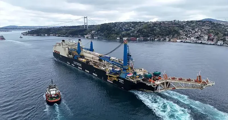 Kablo döşeme gemisi İstanbul Boğazı ndan geçti; trafik açıldı