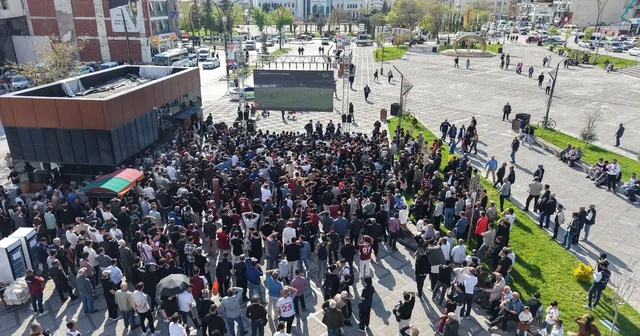 Taraftarlar Elazığspor maçını kentin göbeğinde dev ekrandan izledi Elazığ Haberleri