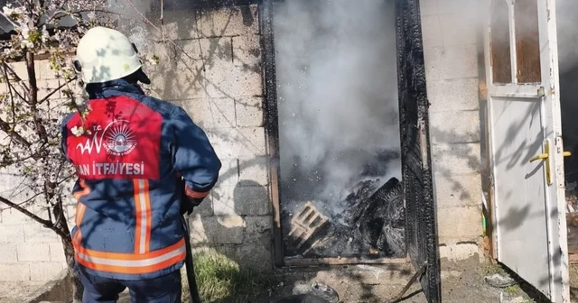 Tuşba da odunluk yangını Van Haberleri