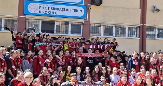 Okula Eskişehirsor formasıyla gelip teneffüslerde yaptıkları tezahüratlarla takımlarının başarısını kutladılar Eskişehir Haberleri