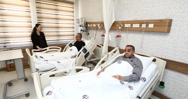 Hasta, doktoruna böbreğini verdi Kronik böbrek hastalığıyla mücadele eden doktor, 35 yıl sonra hastasının böbreğiyle sağlığına kavuştu Gaziantep Haberleri