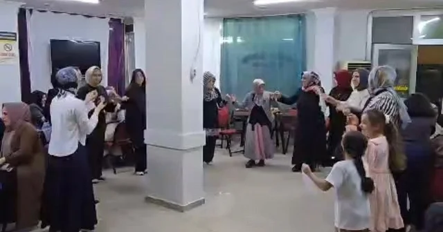 İnegöl de roller değişti: Erkekler evde, kadınlar kahvede Bursa Haberleri