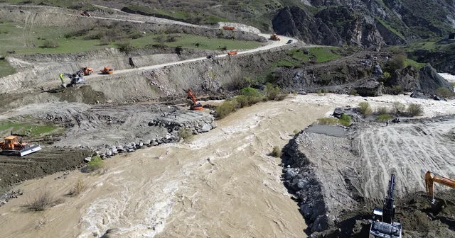 TSK, heyelanın kapattığı Hakkari Van yolunda panel köprü kuruyor Hakkari Haberleri