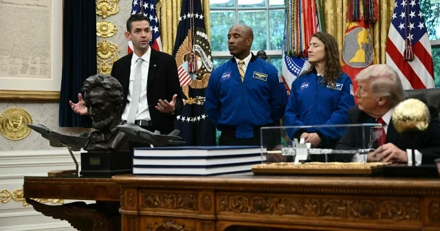 Oval Masa’da şaşırtan diyalog: Donald Trump NASA yöneticisinin kulaklarıyla dalga geçti VİDEO İZLE