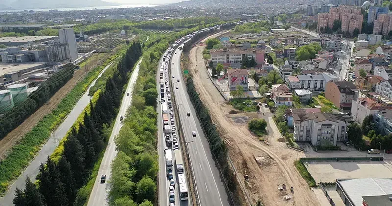 TEM’de 6 TIR zincirleme kazaya karıştı; Ankara yönünde ulaşım aksadı