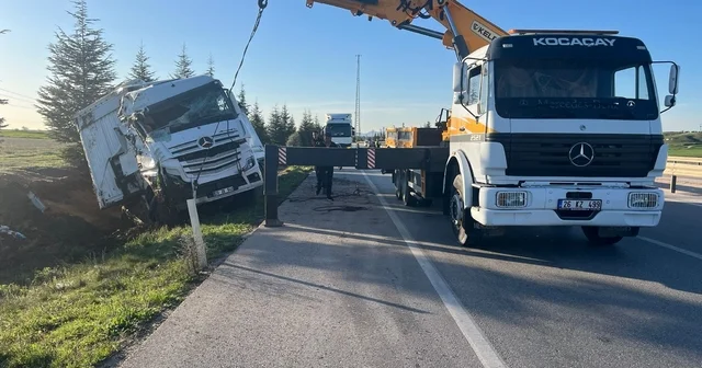 Ev eşyası yüklü tır şarampole devrildi Afyonkarahisar Haberleri