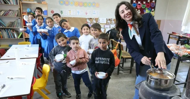 Kars ta kışın soğuğunu unutturan sevgi: Köy öğretmeni 4 yıldır öğrencilerine sınıfta sofra kuruyor VİDEO İZLE