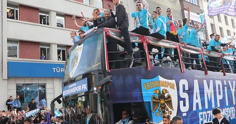 Erzurumspor FK şampiyonluğu taraftarlarıyla kutladı