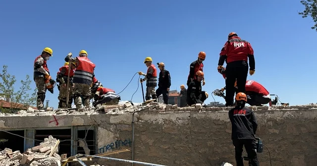 Uşak ta gerçeği aratmayan deprem tatbikatı gerçekleştirildi Uşak Haberleri