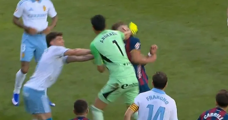 Rakibin yumruklayan kaleciye ömrü boyunca unutamayacağı ceza