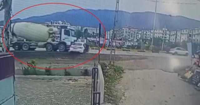 Beton mikserin metrelerce sürüklediği otomobil sürücüsü yaralandı Hatay Haberleri