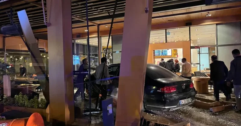 Bakırköy de kontrolden çıkan araç kafeye daldı: 6 yaralı