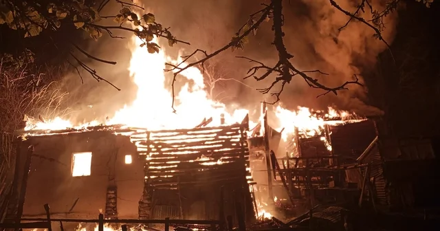 Sinop ta yangın: 2 katlı ev, ahır, ambar kül oldu Sinop Haberleri