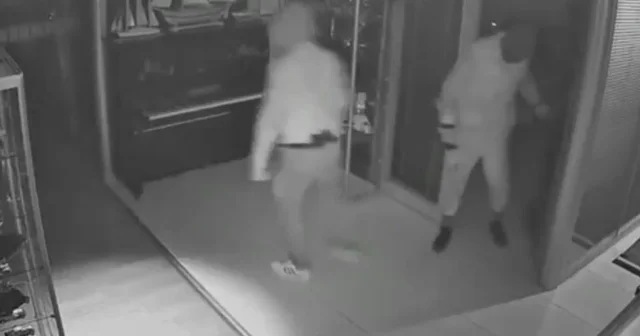 Maskeli beşler girdikleri işletmelerde çelik kasaları böyle patlattı... Çelik kasa hırsızlarına jandarmadan film gibi operasyon 126 saatlik görüntü izlendi, 5 şüpheli yakalandı Bursa Haberleri