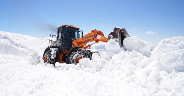 Bayburt ta karla mücadele baharda da sürüyor: Soğanlı Geçidi nde kıştan kalan karlar temizleniyor Bayburt Haberleri